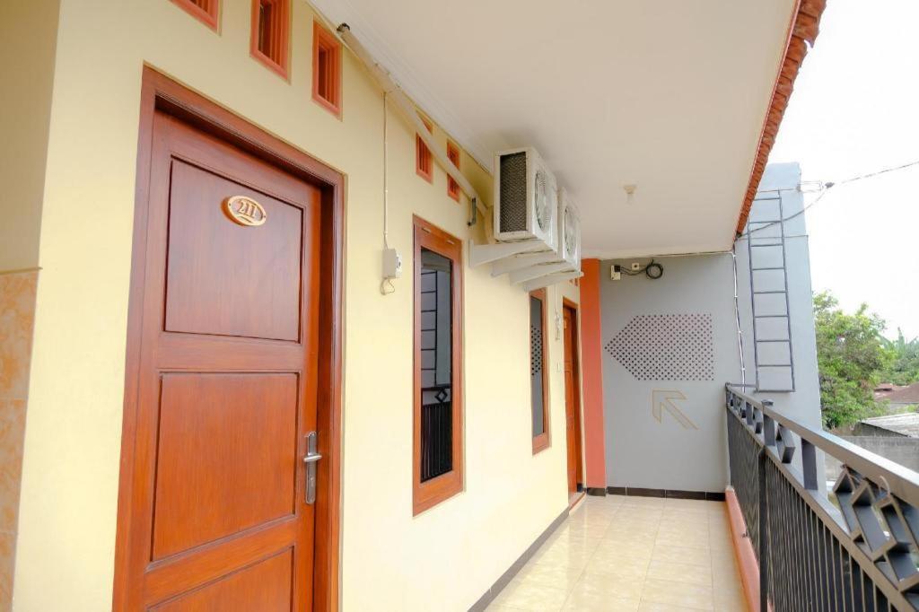 Oyo 2826 Panderman Residence Blitar Extérieur photo